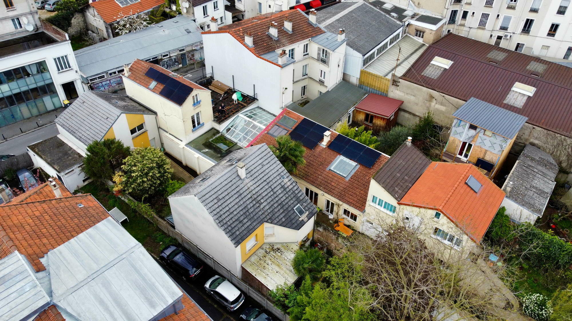 Auf dem Dach eines Wohnhauses aus zwei Gebäudeteilen in Paris wurde die erste Anlage von Consolar in Frankreich in Betrieb genommen, bestehend aus drei Kollektorfeldern.