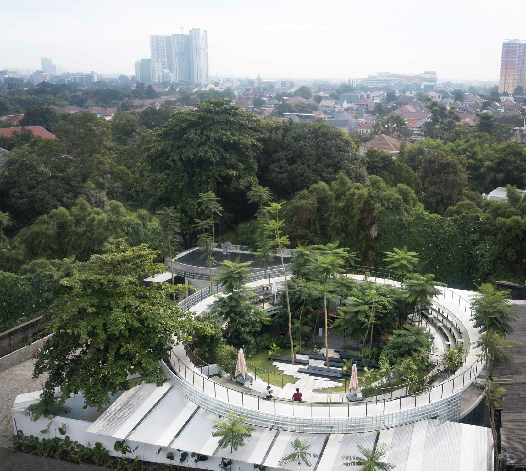 Das Architekturbüro RAD+ar plante das Café als üppig bepflanzten Garten im Stil eines Amphitheaters.