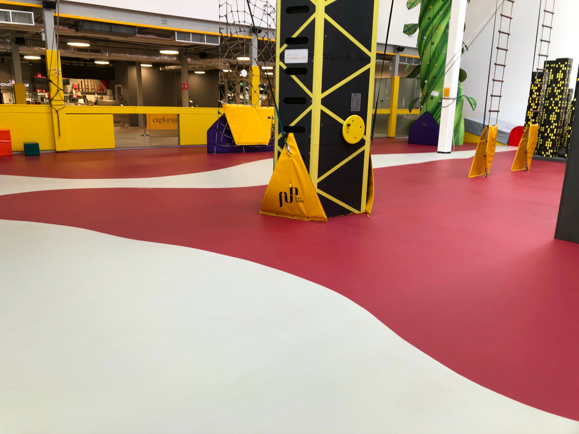 Für manche Sportarten empfiehlt sich eher ein punktelastischer Bodenbelag.