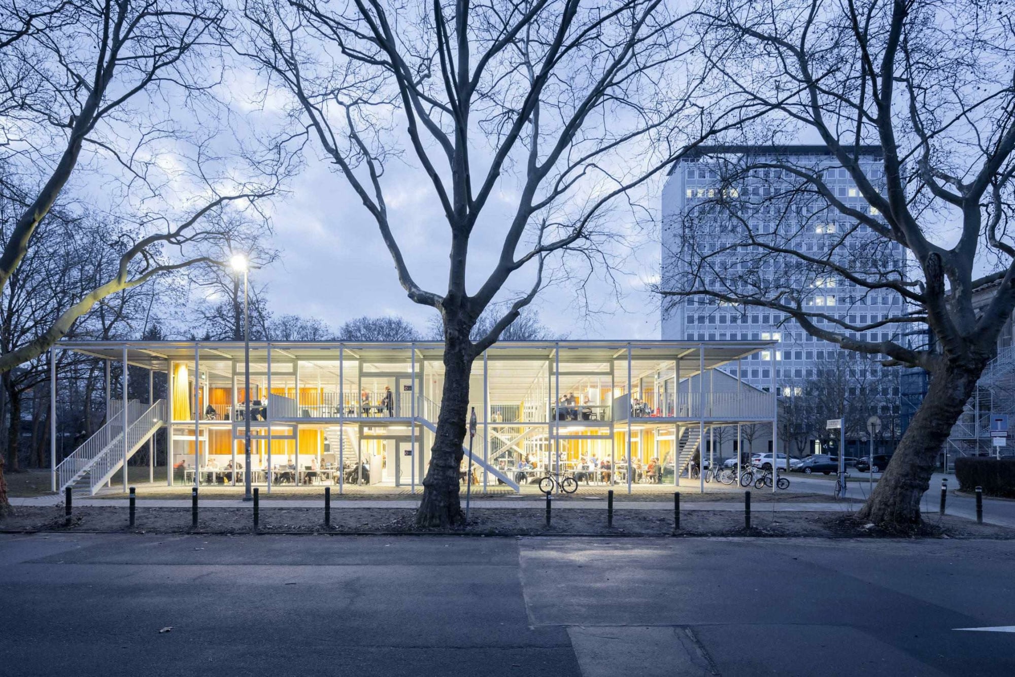 Mit großen Fensterflächen, einer filigranen Tragstruktur und reduzierten Oberflächen erinnert an eine Mischung aus Case Study House und moderner japanischer Wohnarchitektur.