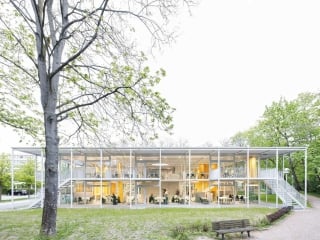 Der Entwurf für das 2023 eröffnete Gebäude stammt vom Berliner Architekten-Duo Gustav Düsing und Max Hacke.