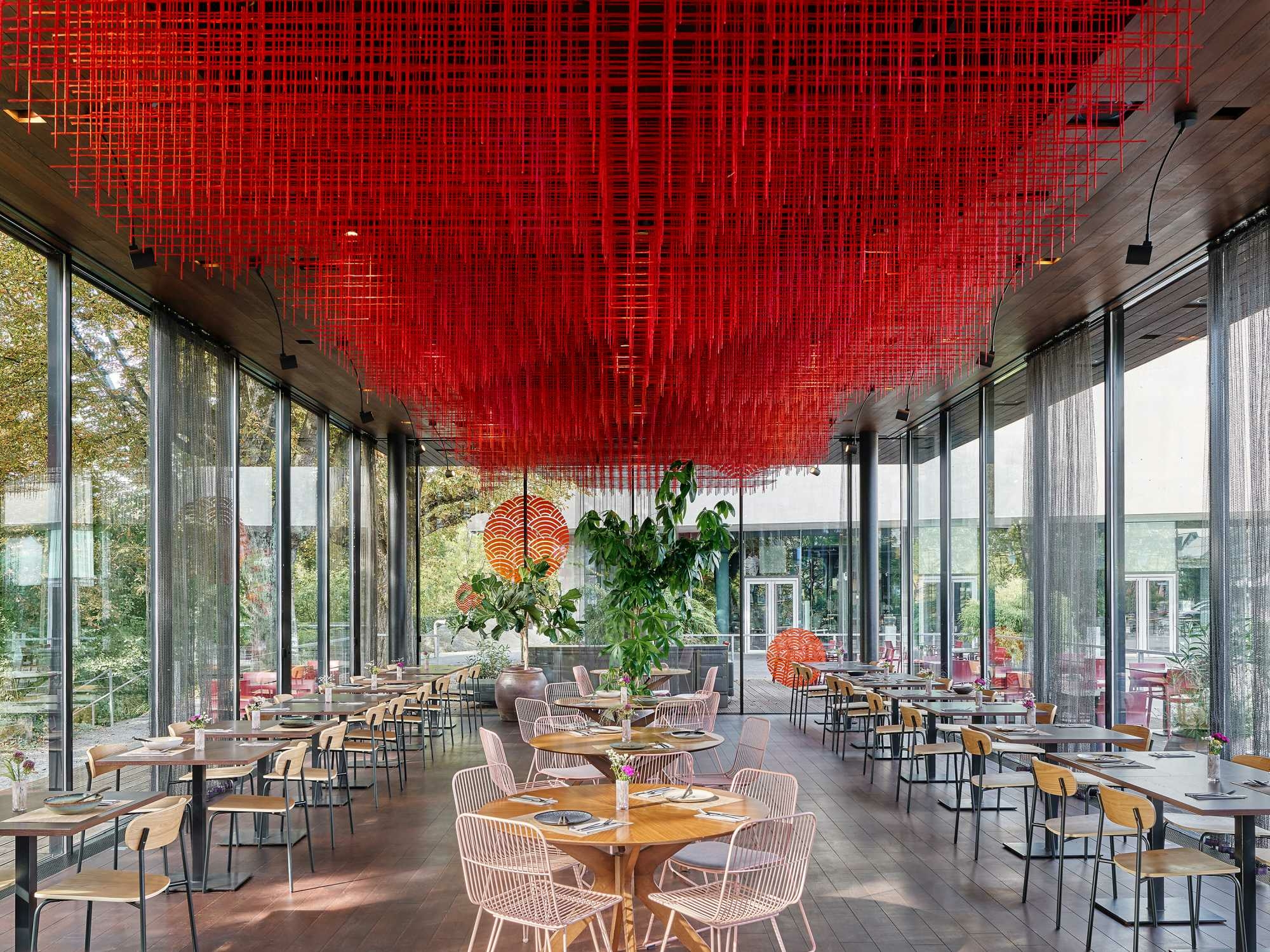 Eine markante Deckenskulptur in Kombination mit zurückhaltender Möblierung spiegeln den einfallsreichen und spielerischen Ansatz der Asian-Fusion-Küche des Restaurants wieder. 