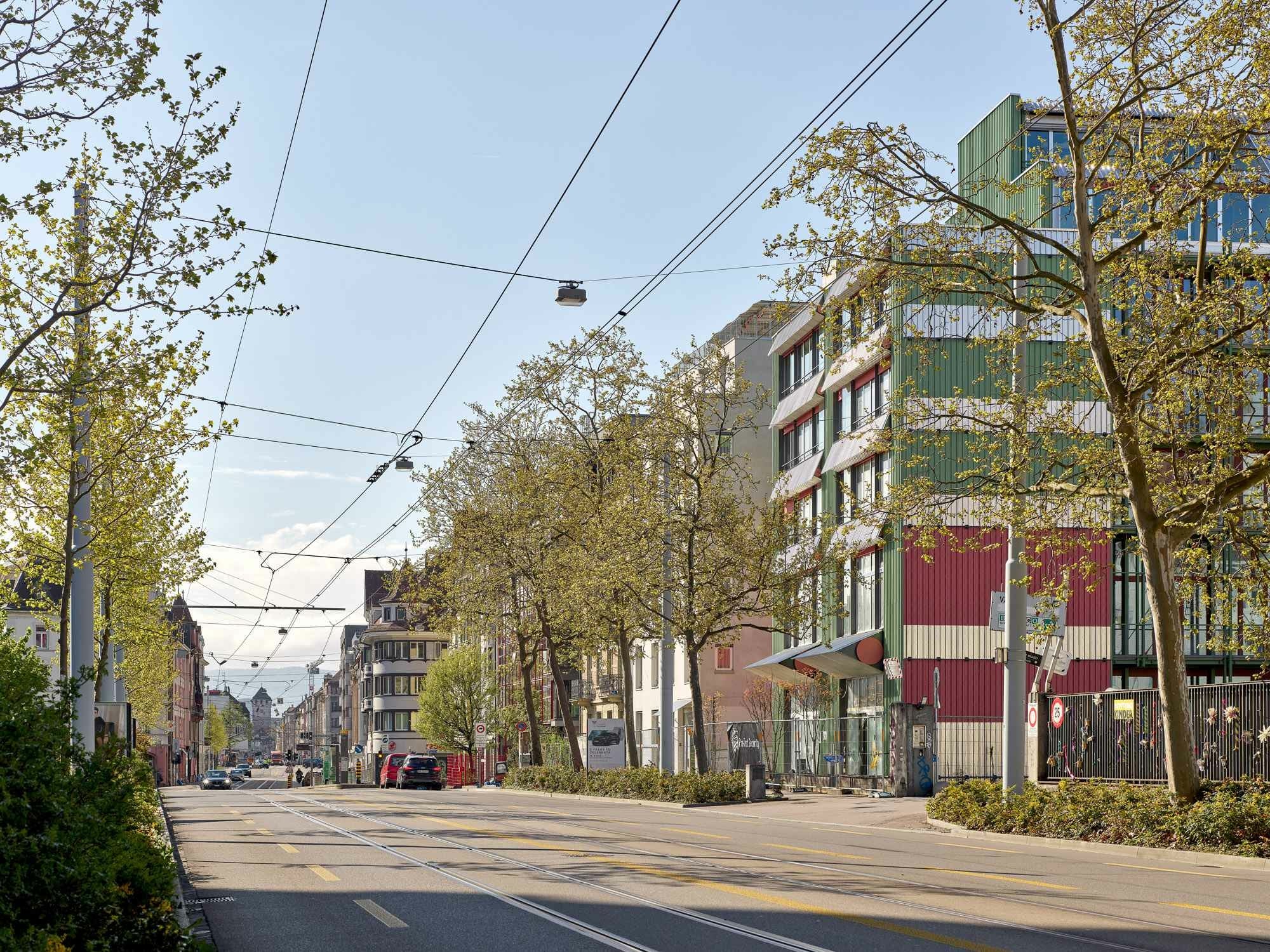 Straßenansicht des neuen Kopfbaus mit Faltmarkisen (von Norden)