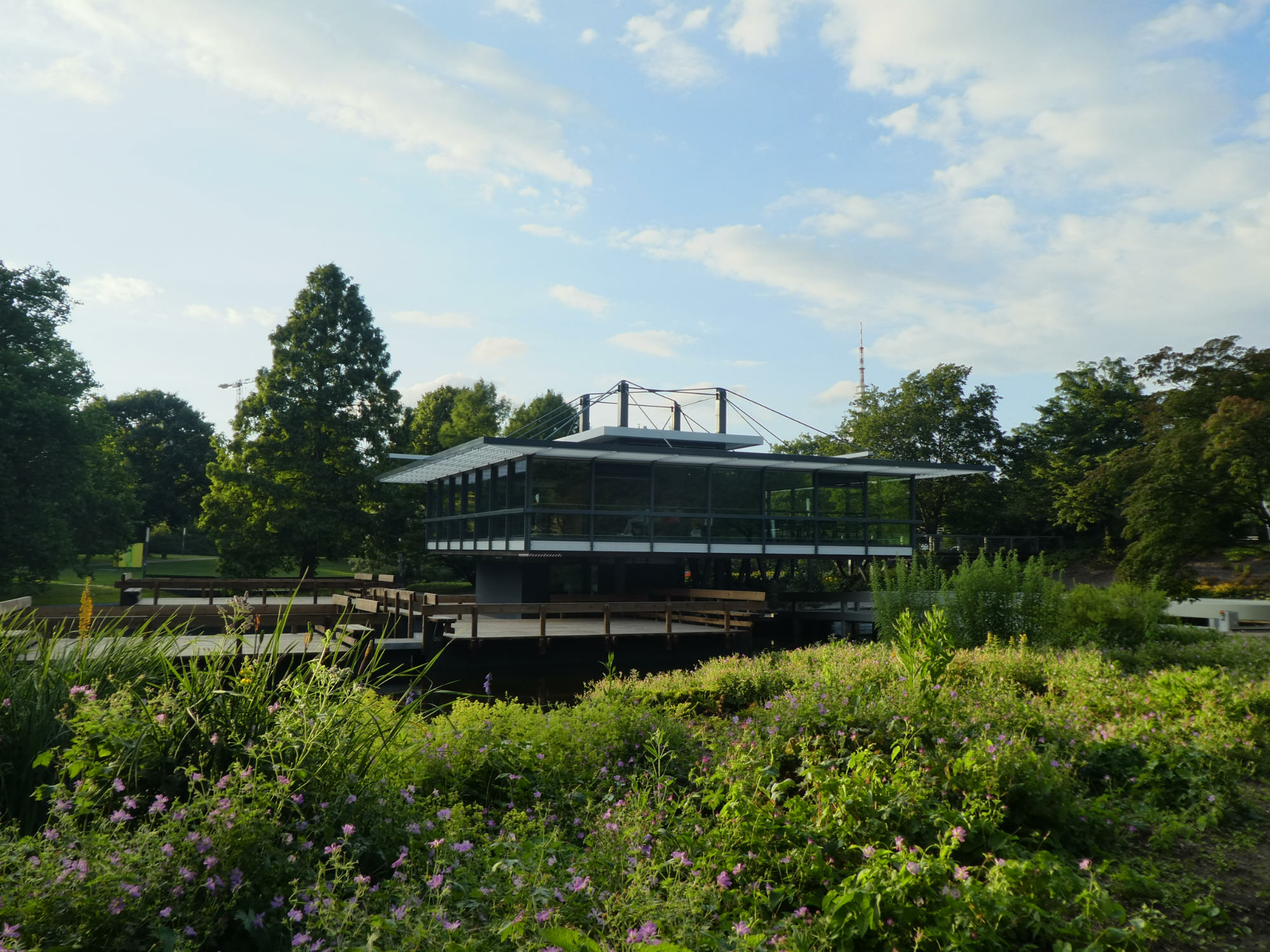 Errichtet wurde der Pavillon für die Internationale Gartenausstellung (IGA) 1963 nach Plänen des Architekten Heinz Graaf.