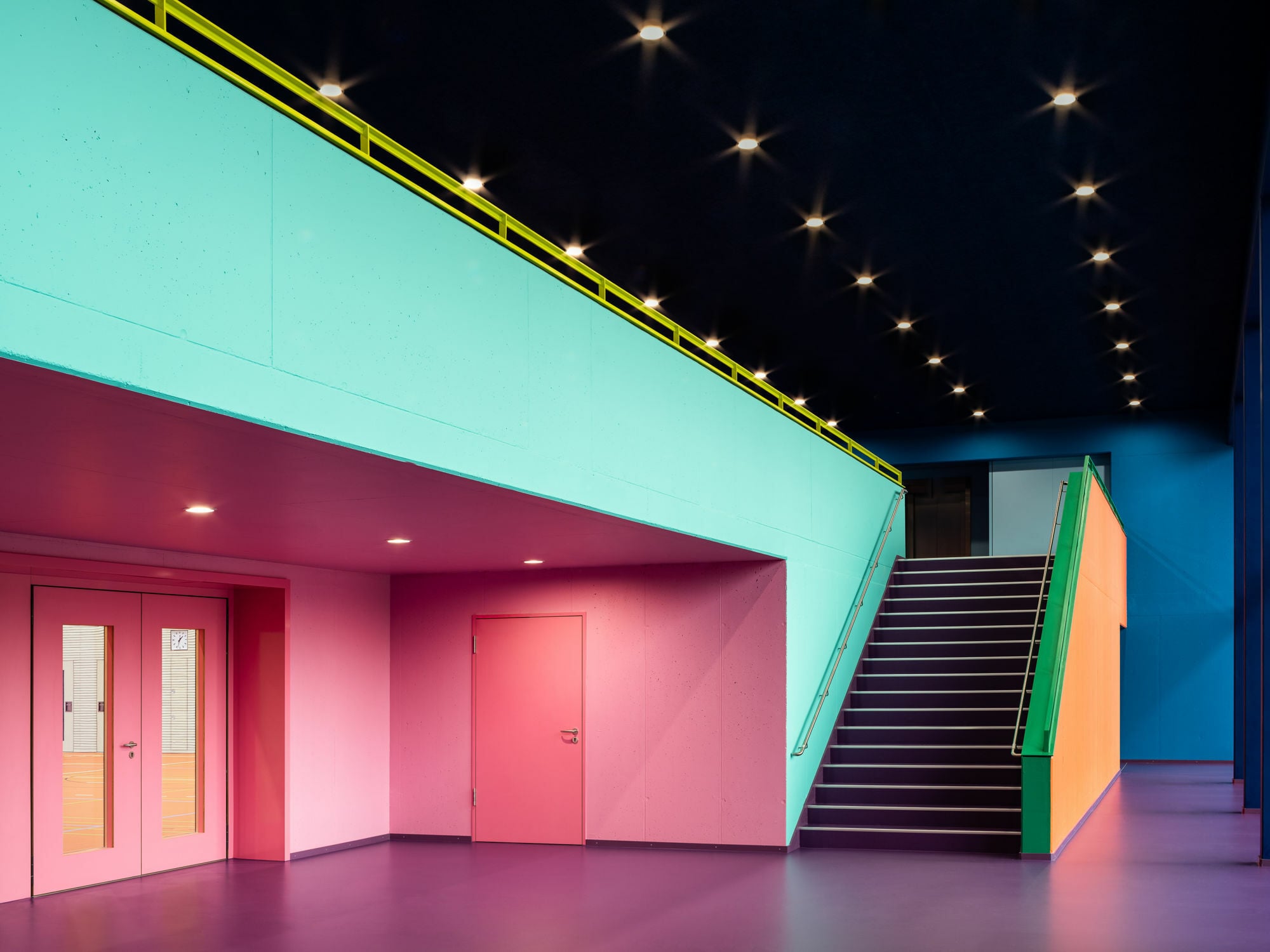 Schon von Außen wird sichtbar, dass die Architekt*innen bei der Planung der Mehrzweckhalle nicht vor Farben zurück