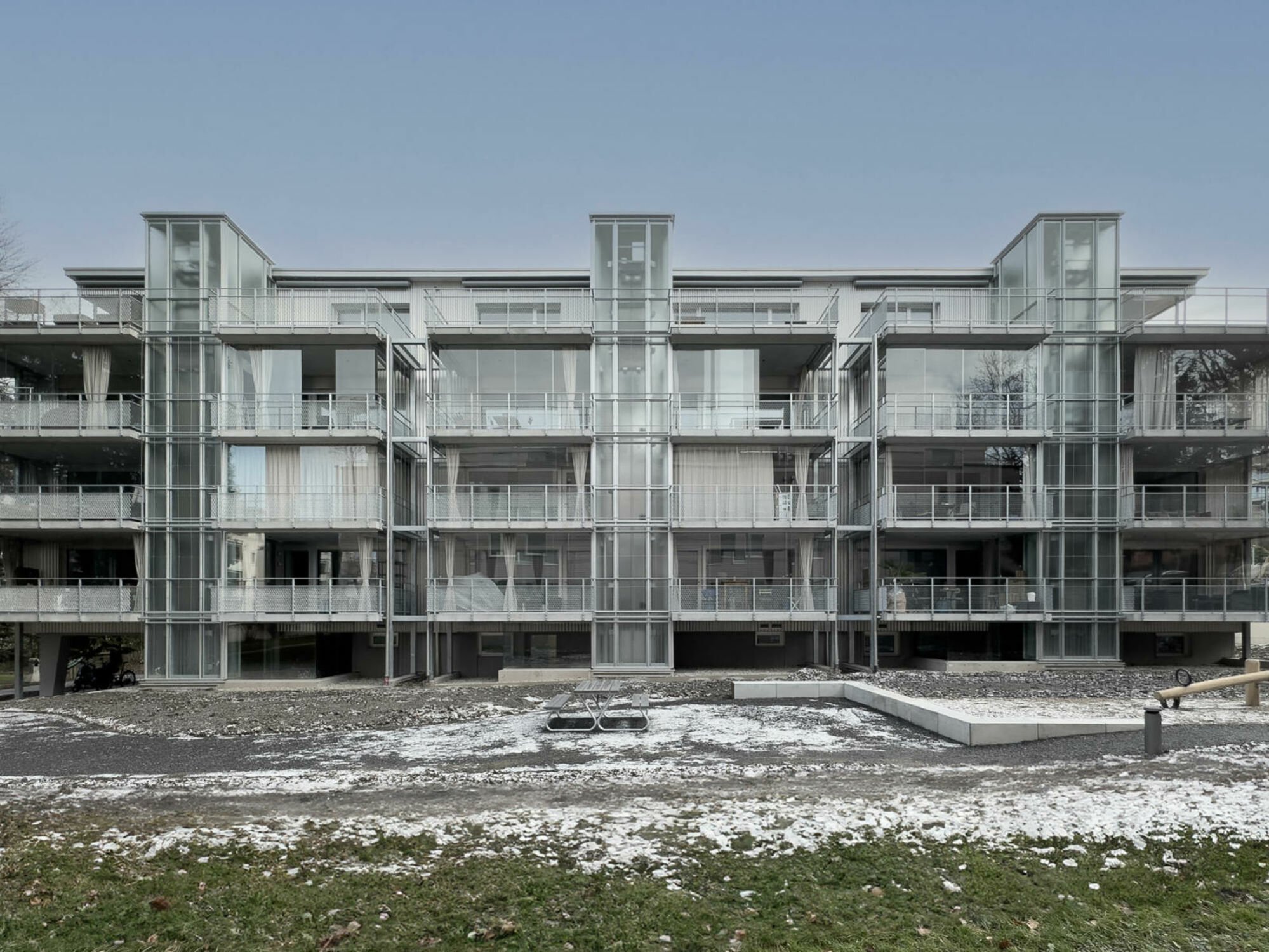 Im Luzerner Matthof-Quartier wurde ein Wohnblock neu eingehüllt, nach Plänen von Galliker und Riva Architekten.