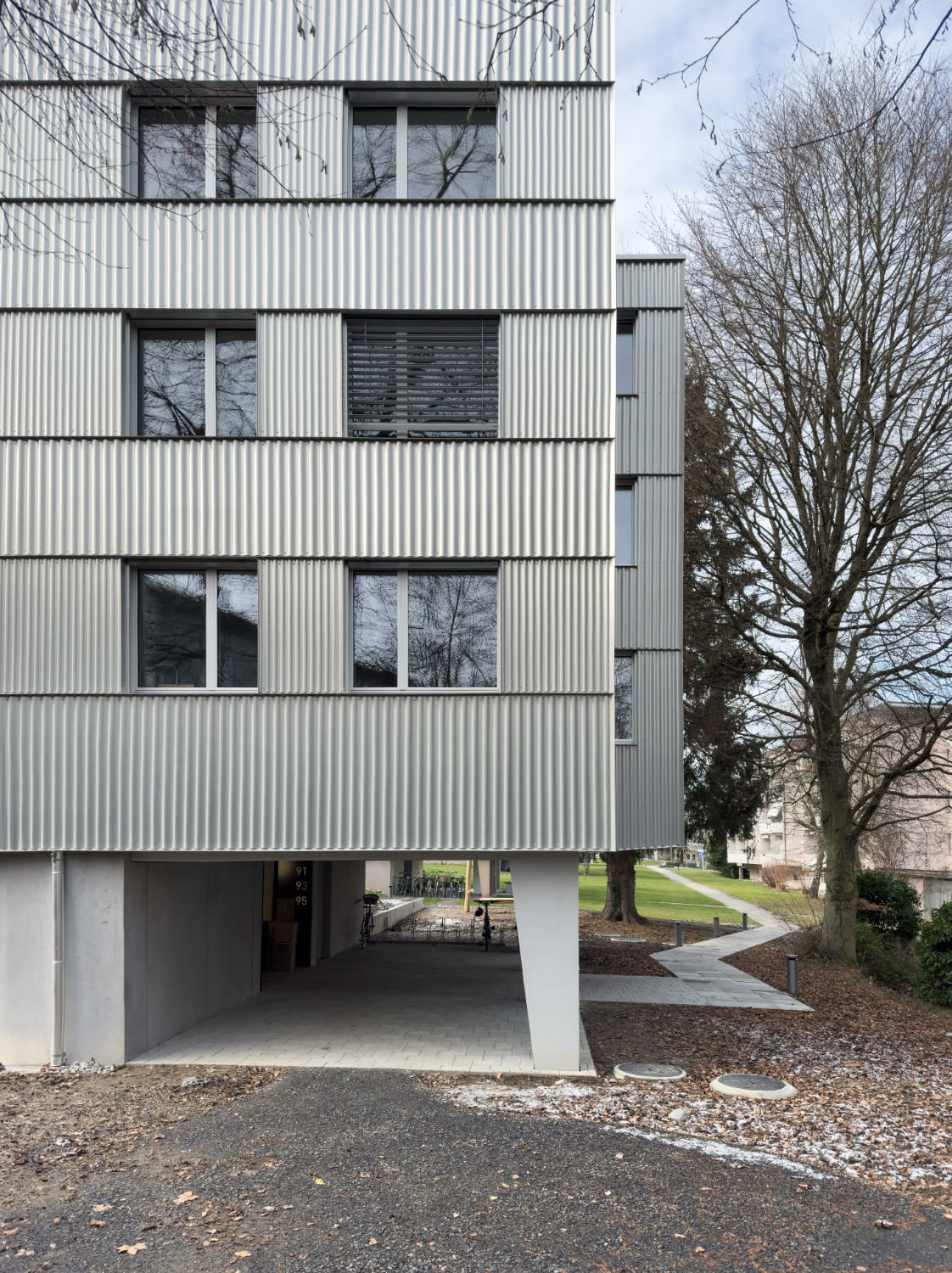 Neben der Balkonschicht umfasst der Umbau die hinterlüftete Verkleidung der ehemals verputzten Fassaden.