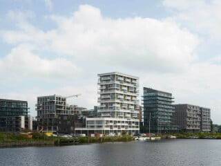 In Amsterdam haben Olaf Gipser Architects ein Holzhybrid-Wohnhochhaus errichtet.