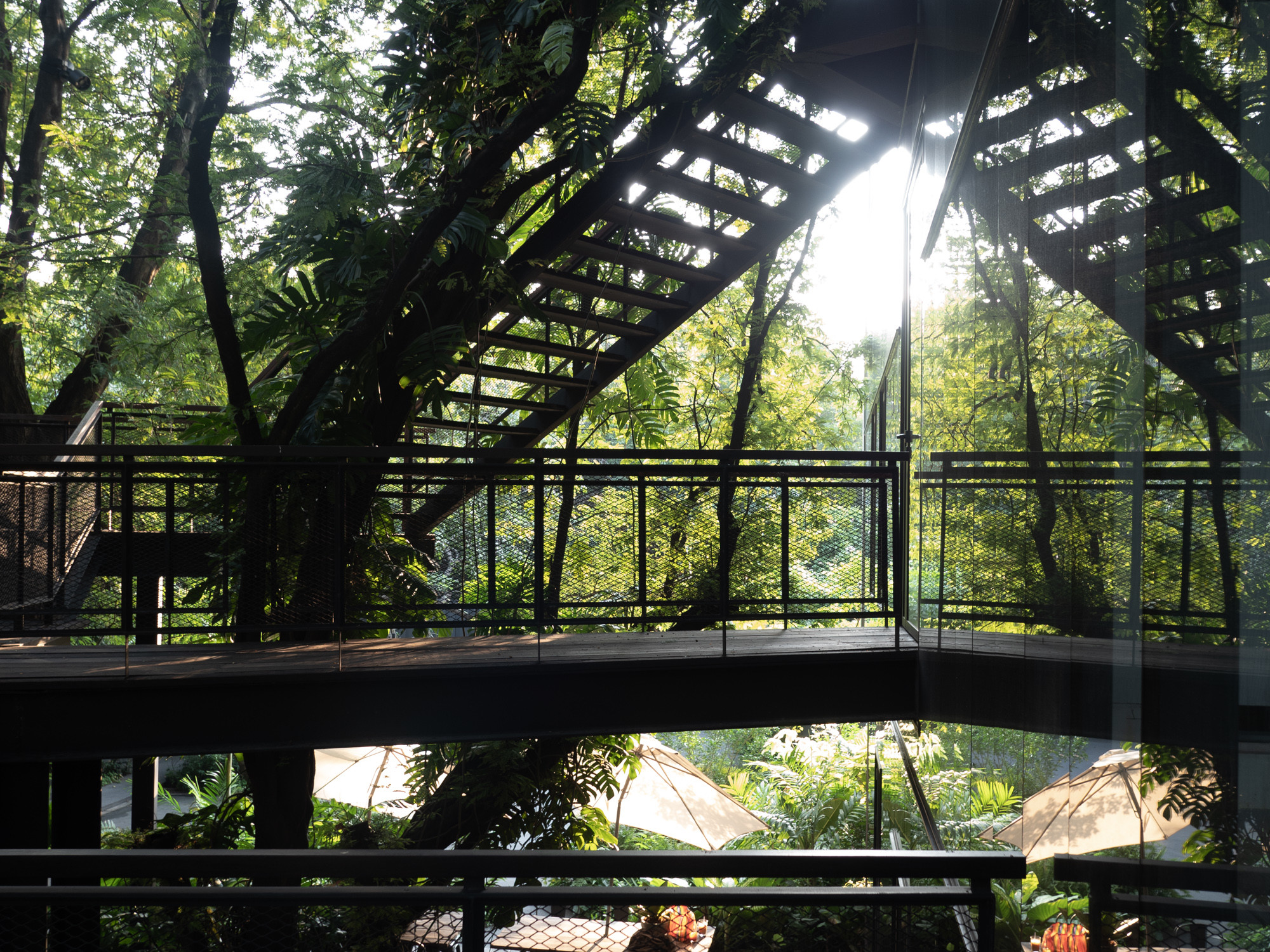 Brücke inmitten von Vegetation, Naiipa Art Complex, Bangkok, Stu/D/O Architects