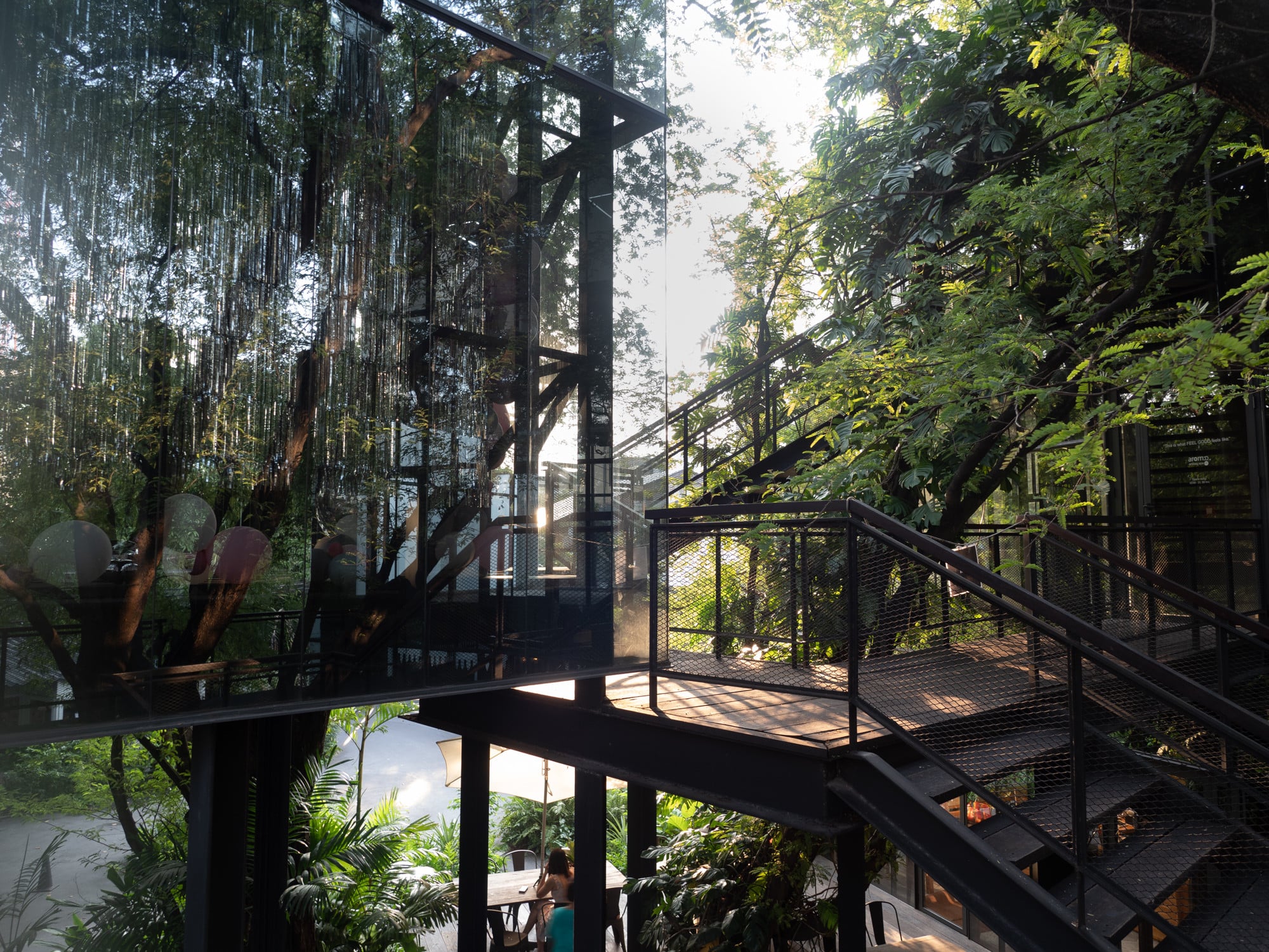 Gläserne grüne Räume, Naiipa Art Complex, Bangkok, Stu/D/O Architects