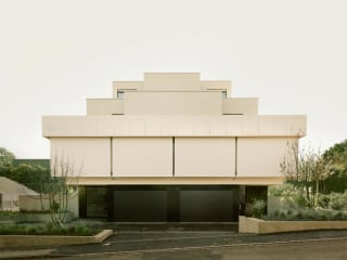 In Oberwil realisierte das Basler Büro Caesar Zumthor Architekten ein skulpturales Doppelhaus.