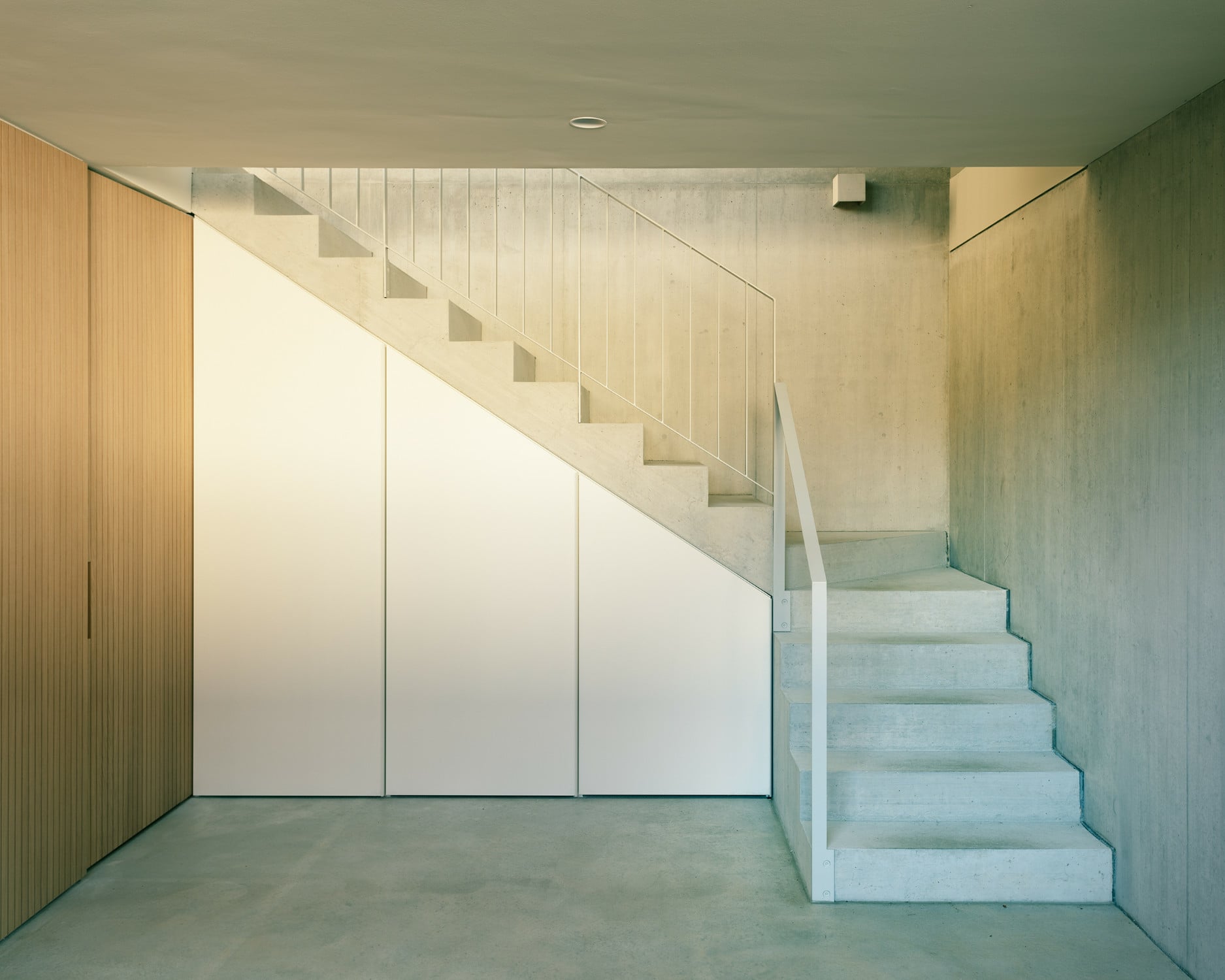 Nach dem Passieren der Eingangstür wird man von einer Betontreppe begrüßt.