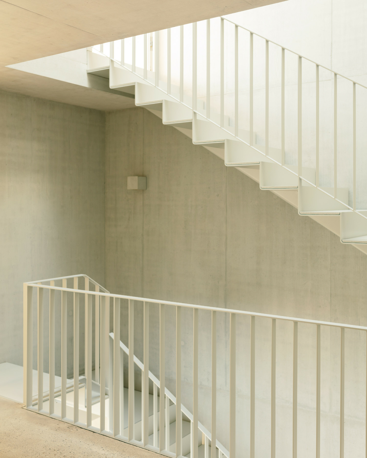 Die filigranen Treppen der oberen Geschosse sind als Faltwerk ausgeführt.