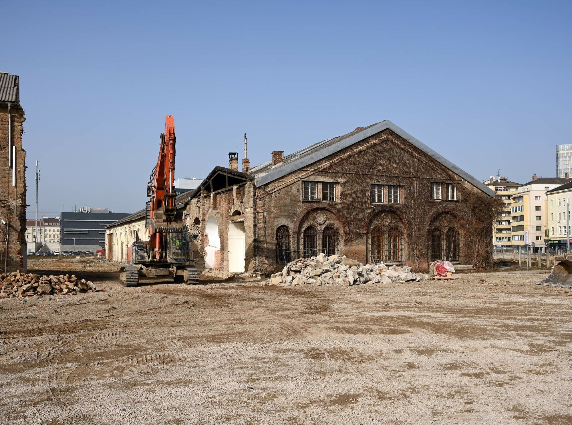 Seit seiner Errichtung im Jahr 1902 als Werkhalle für Lokomotivreparaturen wurde das Gebäude mehrfach umgenutzt.