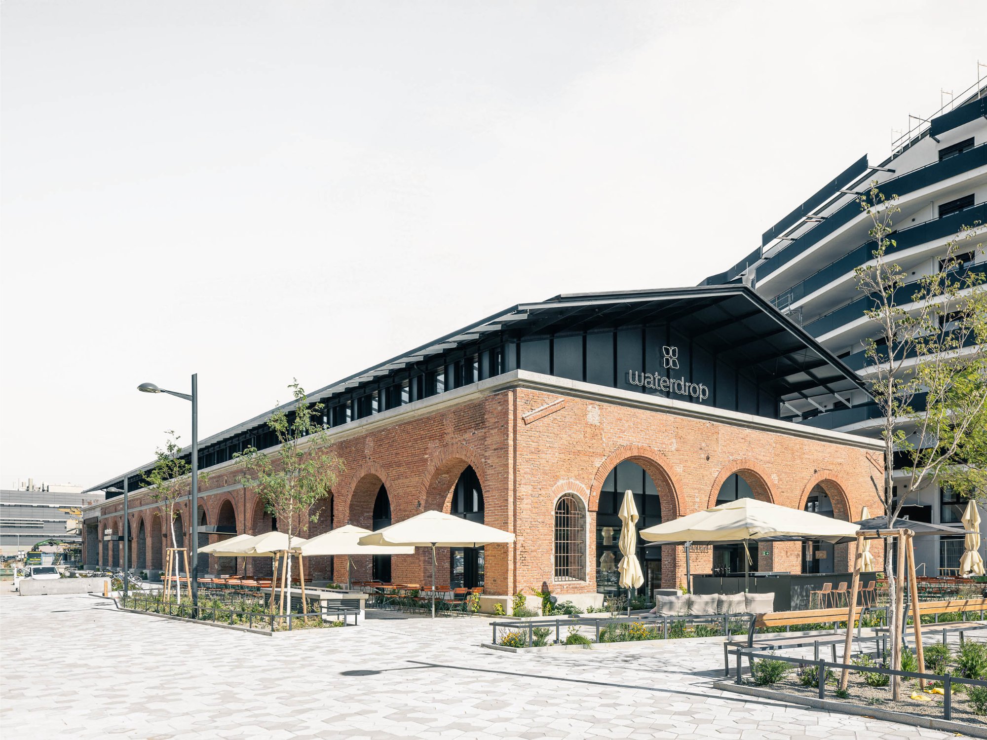 Mit dem Umbau der ehemaligen Werkshalle der österreichischen Bundesbahn zu einer Büronutzung wurde das Wiener Architekturbüro Alleswirdgut beauftragt.