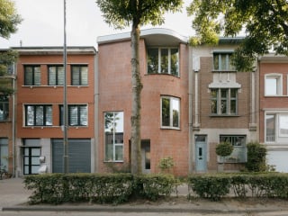 Mit der geschwungenen Fassade des Reihenhauses interpretiert das Architekturbüro Poot Architectuur die traditionellen Erker neu, die der Straßenflucht eine gewisse Rhythmik verleihen.