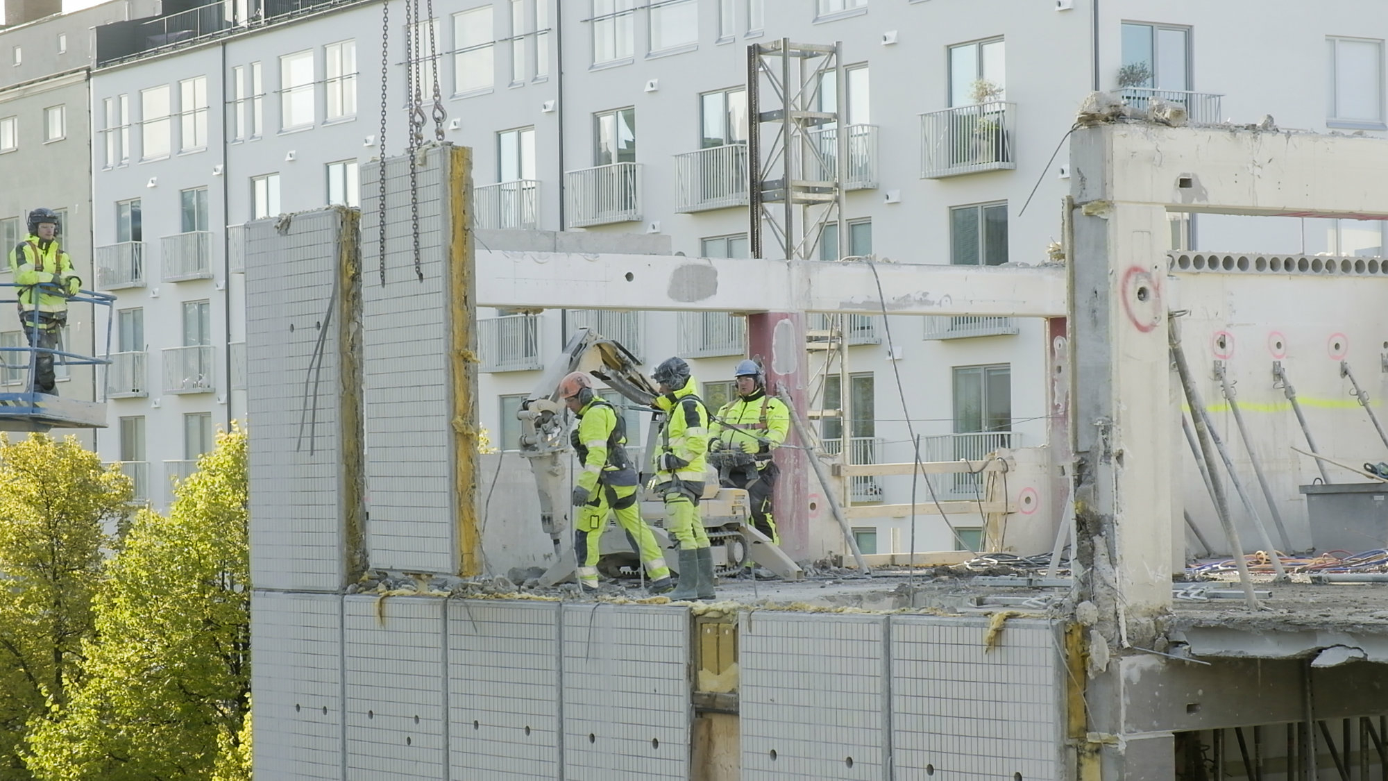 Eine Kombination aus Handarbeit und Maschineneinsatz ist notwendig für den behutsamen Rückbau.