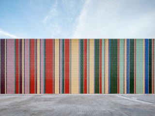 Bei dem neuen, von Esrawe Studio gestalten Showroom des mexikanischen Unternehmes Arca im angesagten Stadtviertel Wynwood in Miami treffen Street-Art, Mathematik und keramische Fliesen aufeinander. 