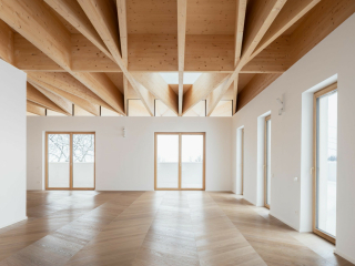 Bei der Umgestaltung des Wohnhauses nach Plänen von Moser und Hager Architekten wurde Wert auf eine barrierefreie Gestaltung unter Einbeziehung des atemberaubenden Ausblicks auf das Alpenvorland gelegt.