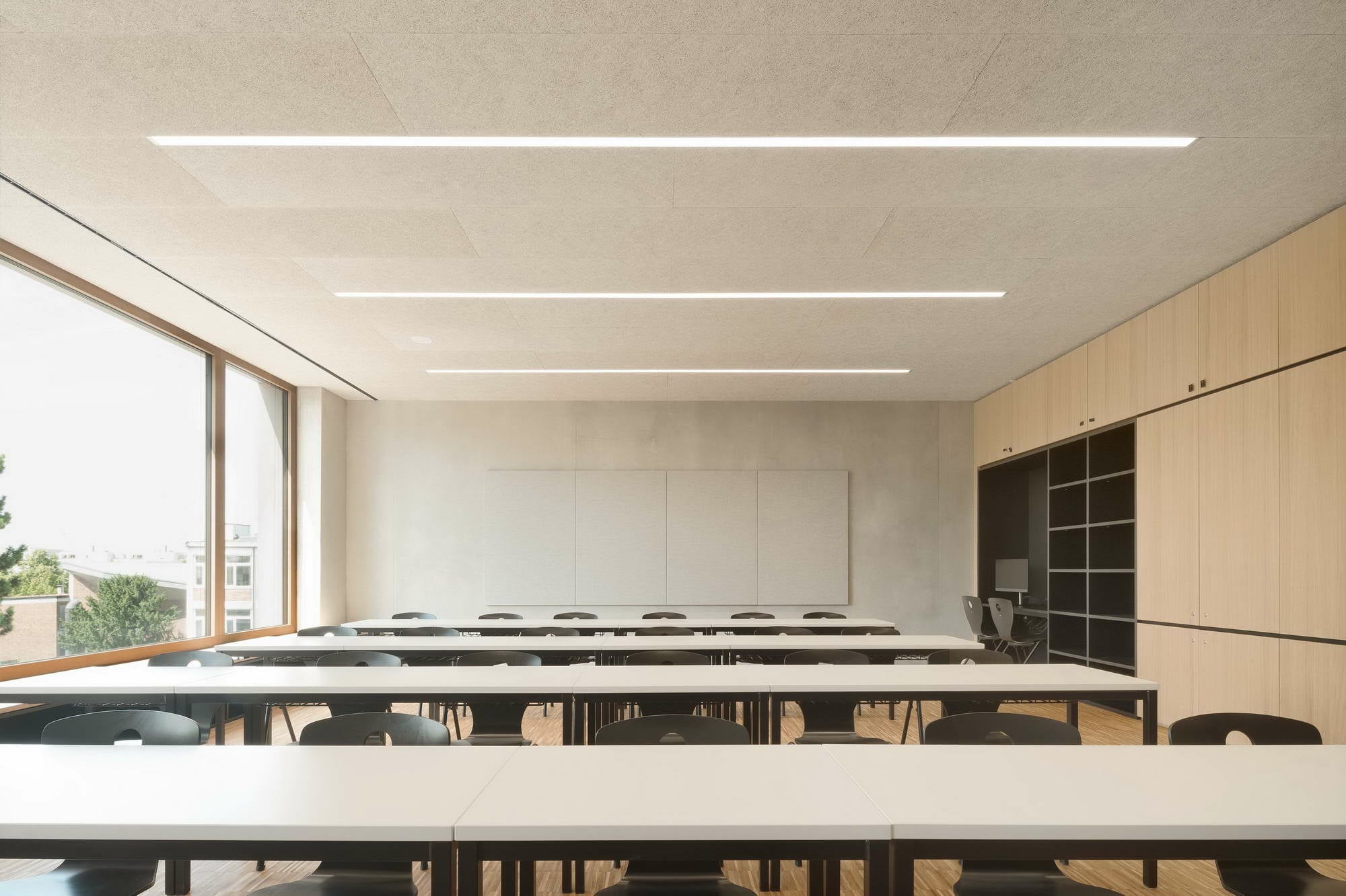 In den Lernräumen erfolgt die Frischluftzufuhr parallel zur Fensterfront durch die 24 Millimeter schmalen und dezenten Schlitzauslässe Indul von Kiefer Klimatechnik.