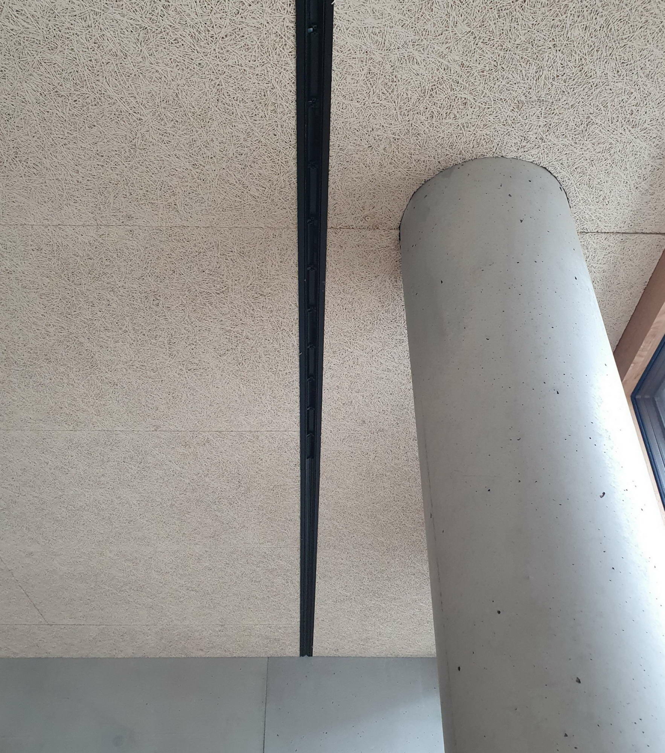Die scharfe Abströmkante verhindert das Anlegen des Strahles an die Decke (Coanda-Effekt) und verringert dadurch erheblich die Deckenverschmutzung.