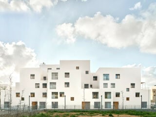 Nahe der Südküste Ibizas setzt das Mehrfamilienhaus des katalanischen Architekturbüros Peris + Toral neue Maßstäbe für den sozialen Wohnungsbau. 