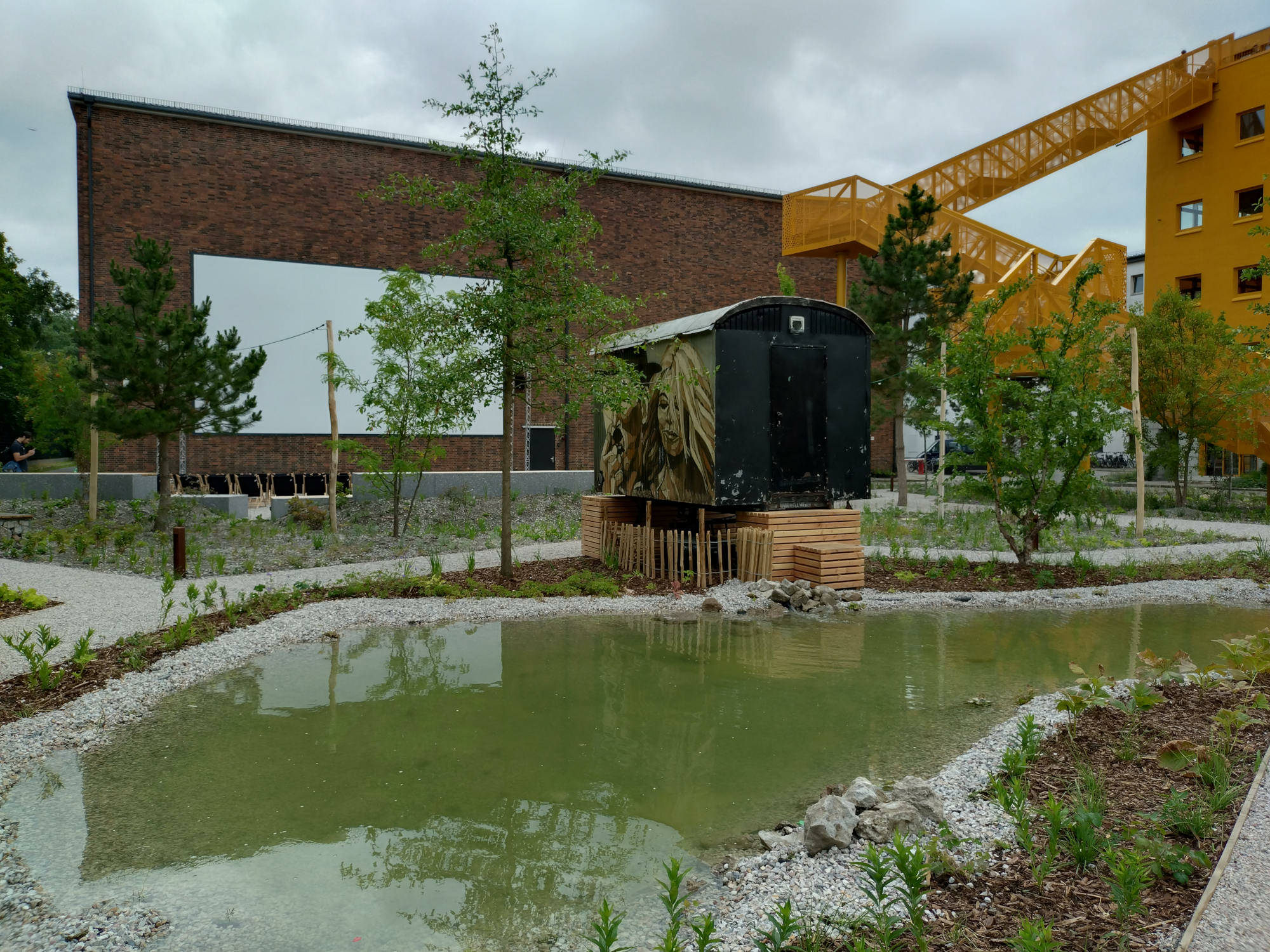 Regenrückhaltung und Versickerungsflächen auf dem Grundstück: Atelier Gardens am Tempelhofer Feld / Gelände der Berliner Union Film Ateliers, im Hintergrund Atelier Gardens, Haus 1 nach Plänen des Rotterdamer Architekturbüros MVRDV mit Hirschmüller Schindele Architekten aus Berlin