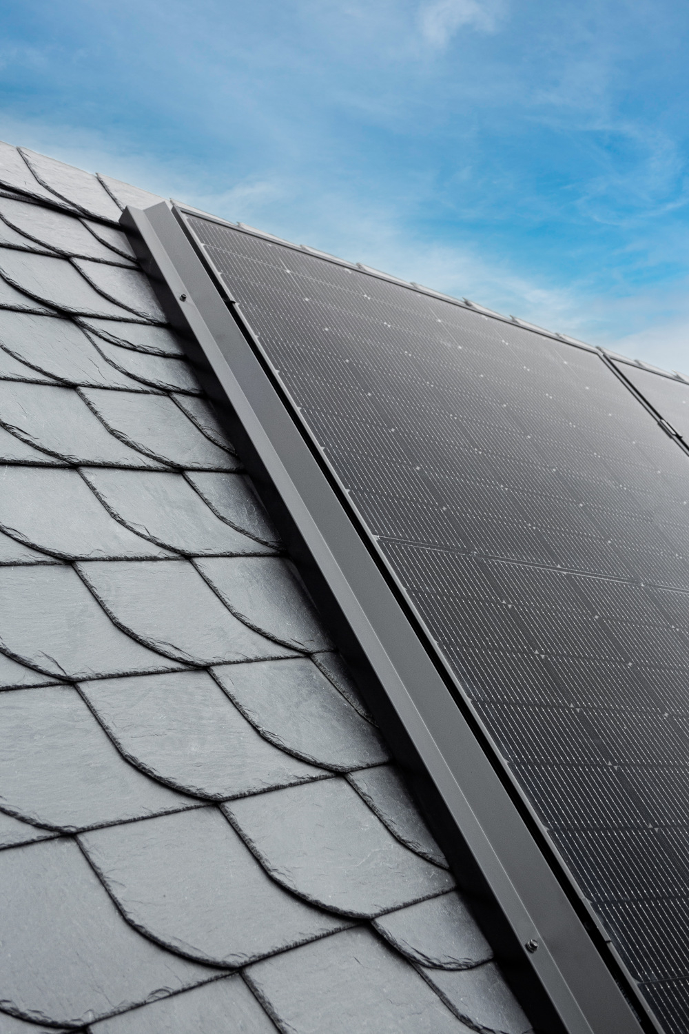 Dank der geringen Aufbauhöhe fügt sich das Photovoltaiksystem gut ein.