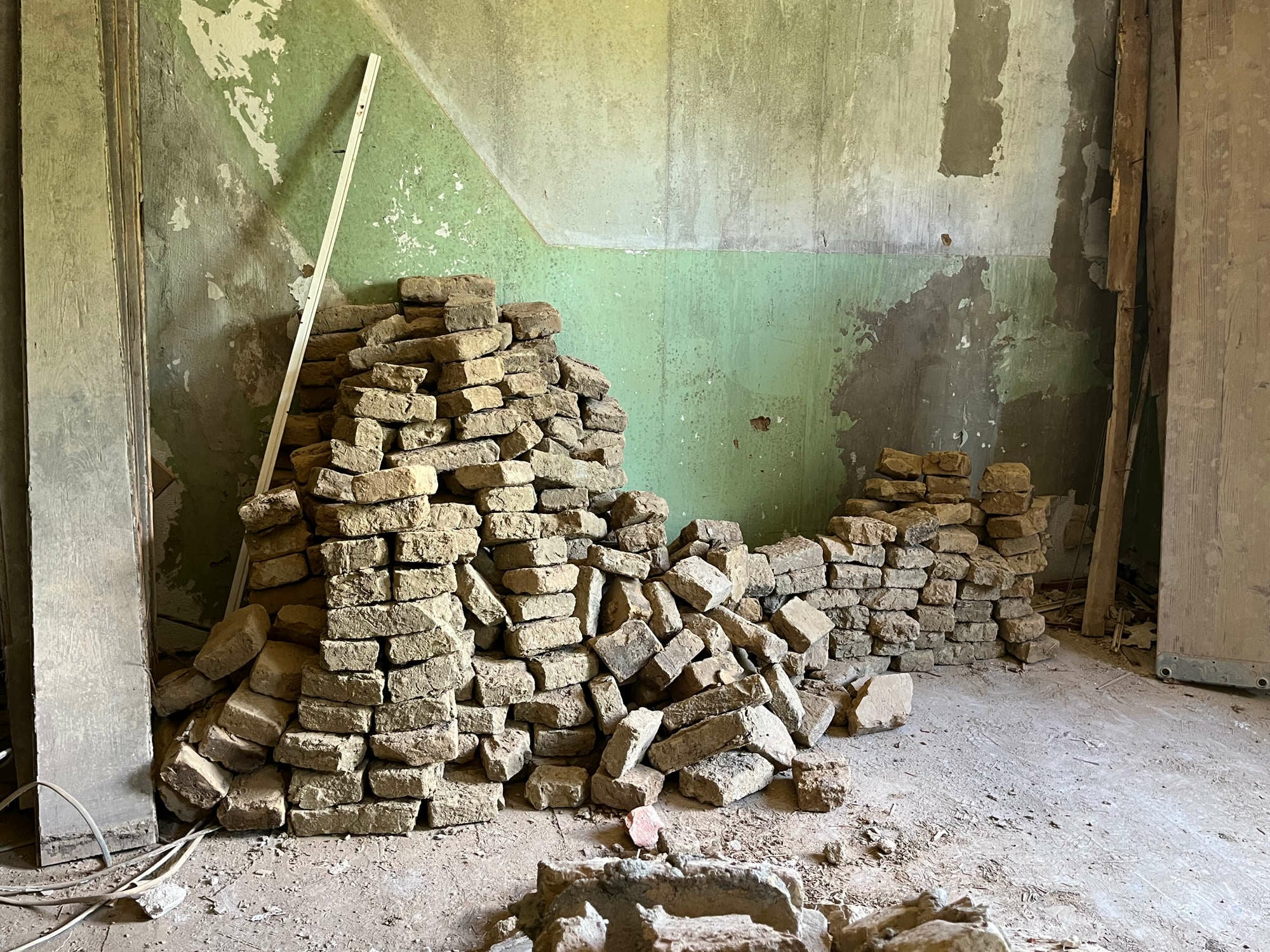 Ungebrannte Lehmsteine können unendlich oft recycelt und zu neuen Steinen geformt werden.