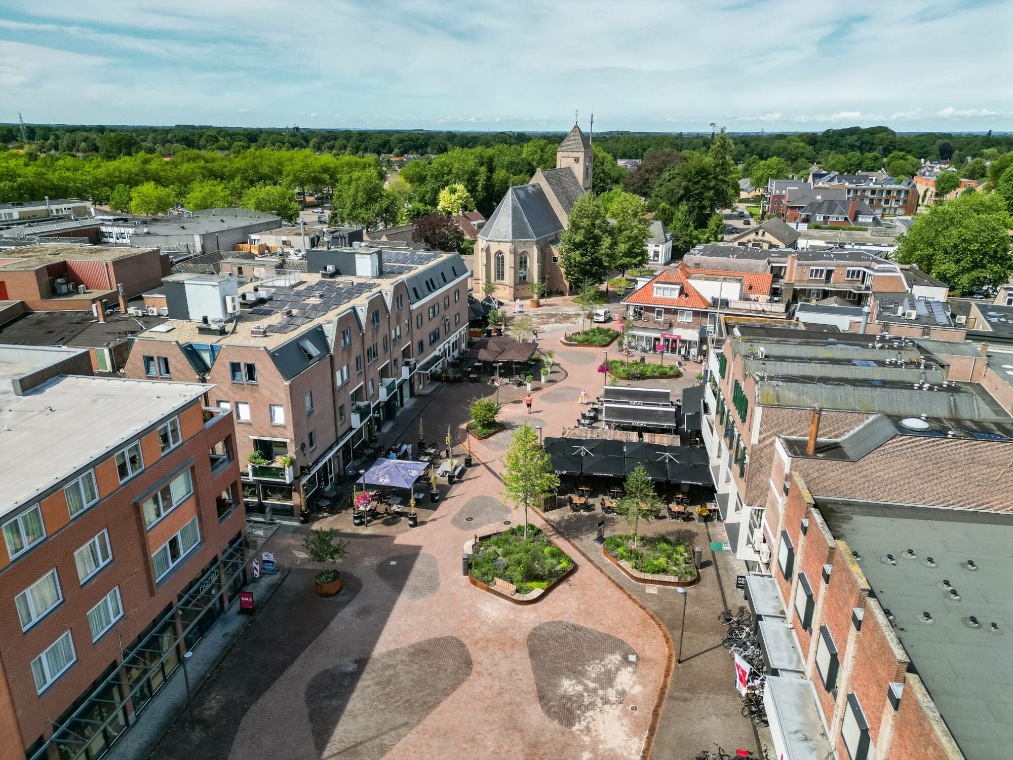 Auf dem Marktplatz in Raalte wird das Schwammstadt-Prinzip angewandt.