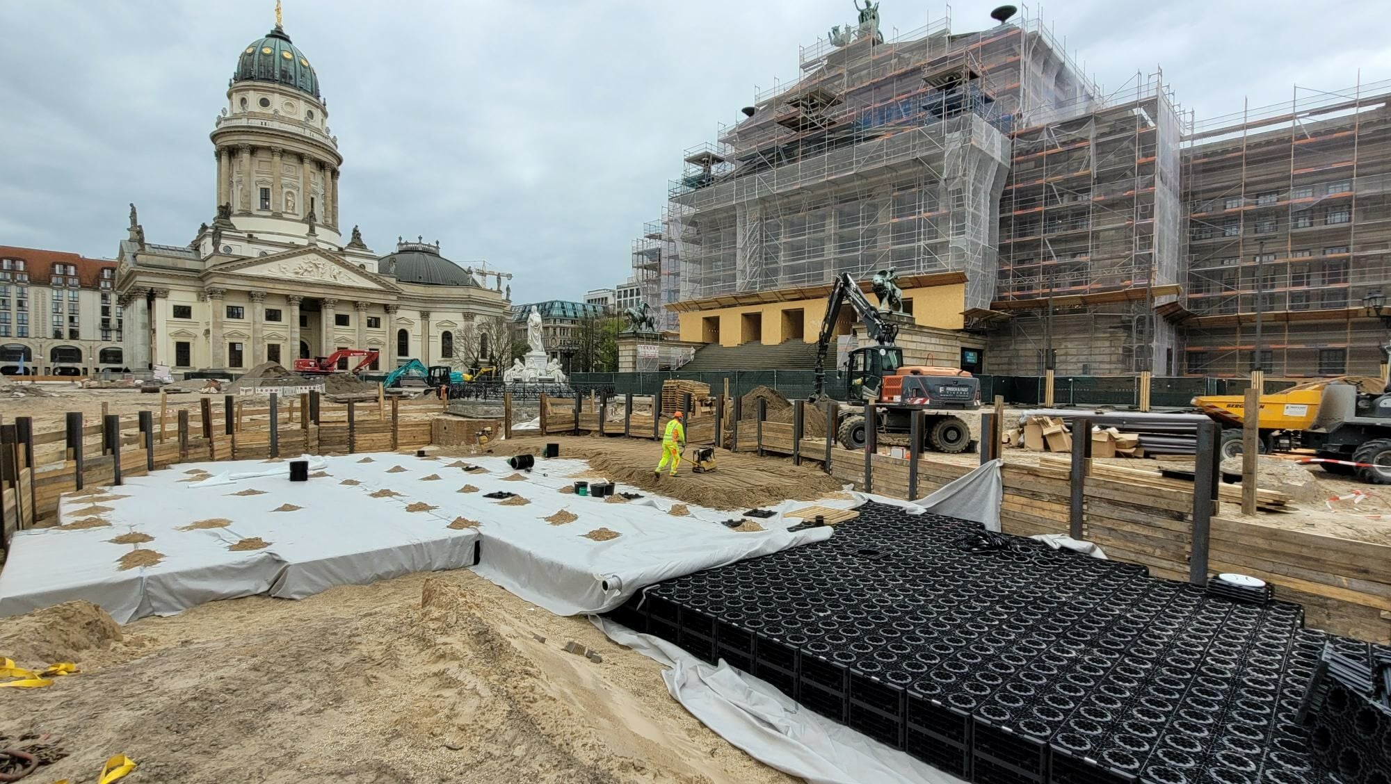 Auch der Berliner Gendarmenmarkt wird umfassend saniert und modernisiert. Unter dem neuen Bodenbelag wird eine dezentrale Entwässerung eingebaut.