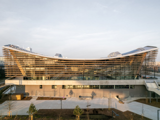 Das neue Olympische Wassersportzentrum für die Spiele von Paris prägt eine beeindruckende Leichtbaukonstruktion aus Holz und Stahl.