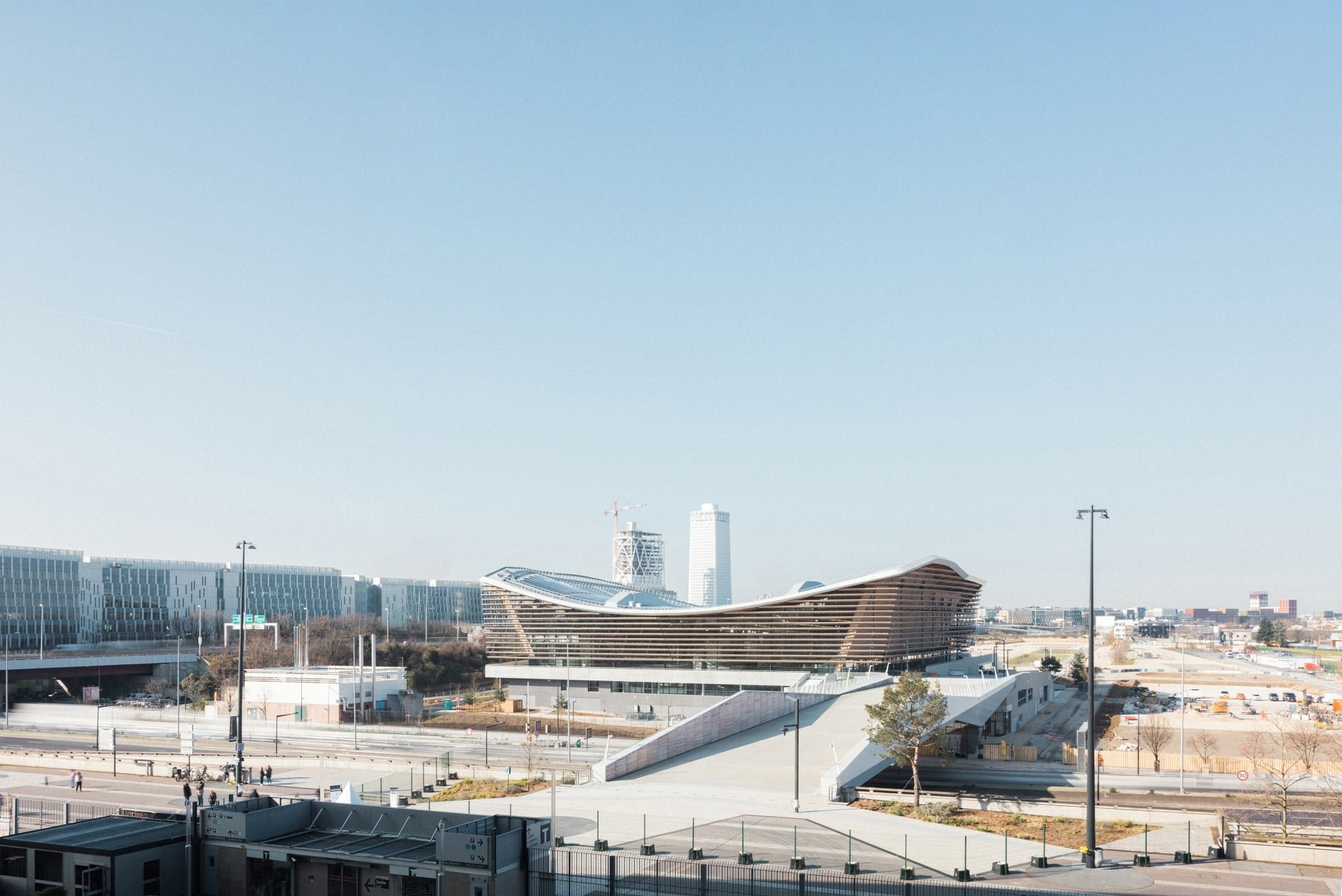 Eine 18 Meter breite Fußgängerbrücke stellt die Verbindung zum benachbarten Stade de France her und überquert die Autobahn A1.