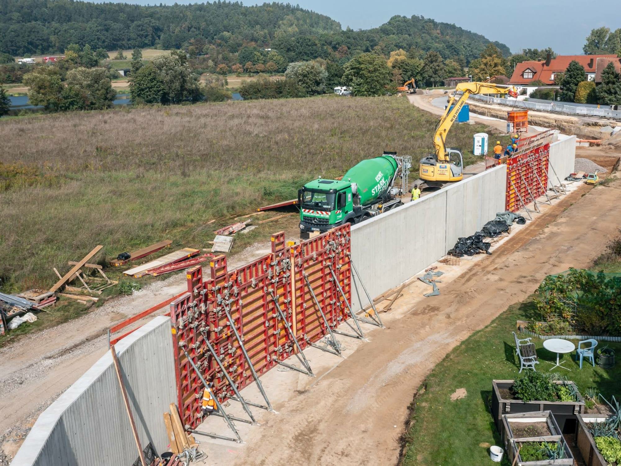 Zu den jüngsten Hochwasserschutzmaßnahmen in Zeitlarn gehört eine 1.900 Meter lange und bis zu 4 Meter hohe Schutzwand aus Stahlbeton.