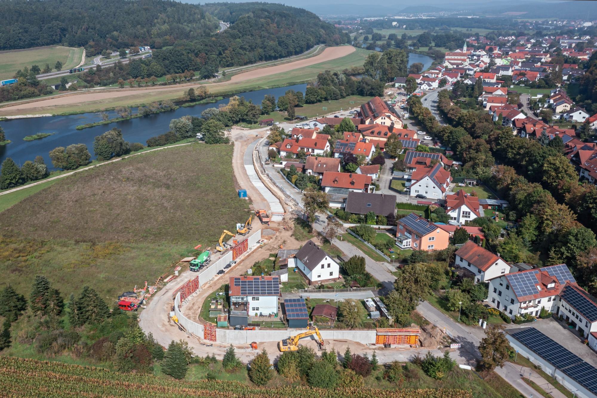 Die Schutzwand schirmt den Ortskern nach Süden und Westen vor möglichem Hochwasser des Flußes Regen zuverlässig ab.