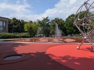 Die historische Plansche südlich der Karl-Marx-Allee ist nach einer umfassenden Sanierung wieder spielbereit.