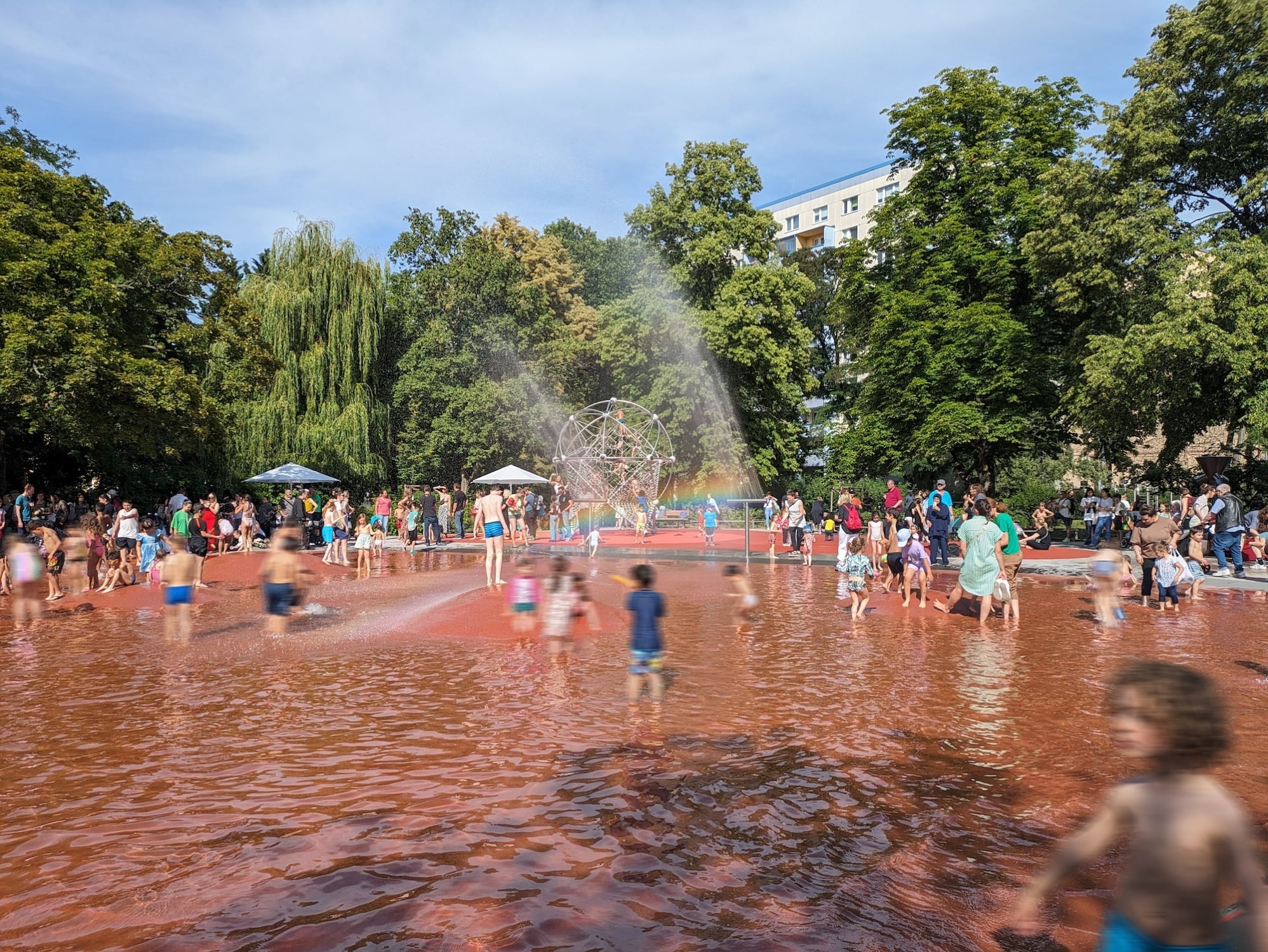 Ab einer Lufttemperatur von 25 Grad Celsius ist die Plansche in den Sommermonaten in Betrieb ...