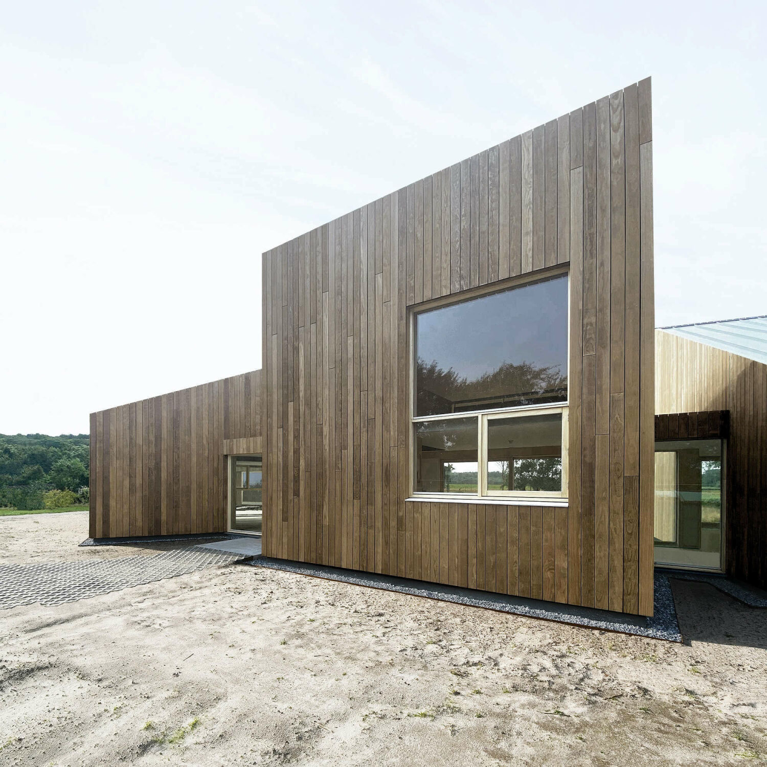 Große Fenster an der Eingangsseite des Wohnhauses