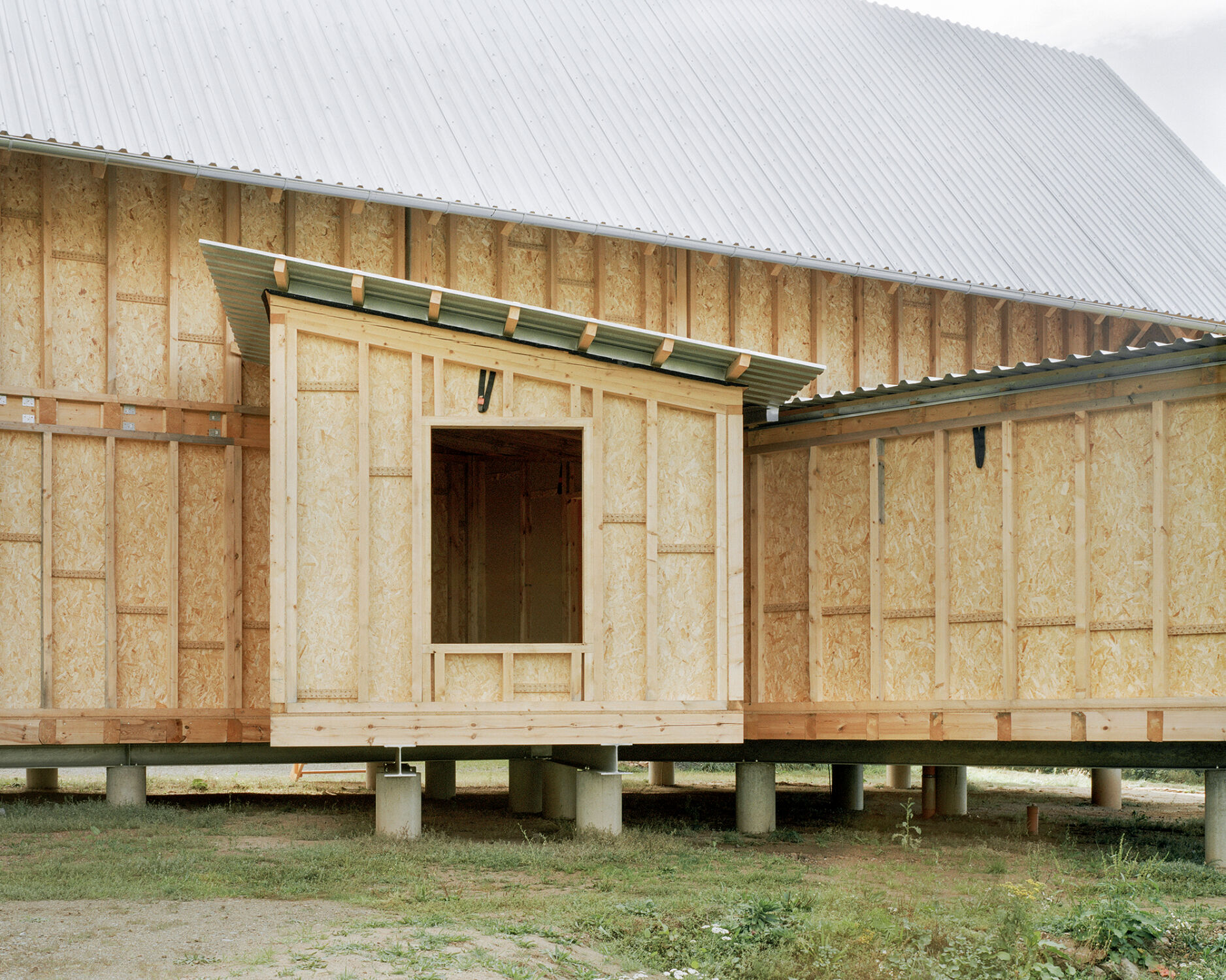 Mit den kleinen Anbauten wird ein Bezug zum Vorgängerhaus aus Stein und Ziegeln aufgenommen.