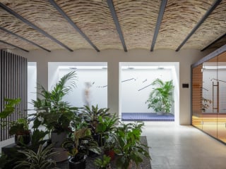 Im Kellergeschoss eines Altbaus in Bratislava hat das Planungsbüro GRAU architects eine Wellnesslandschaft mit Sauna- und Ruheräumen entworfen.