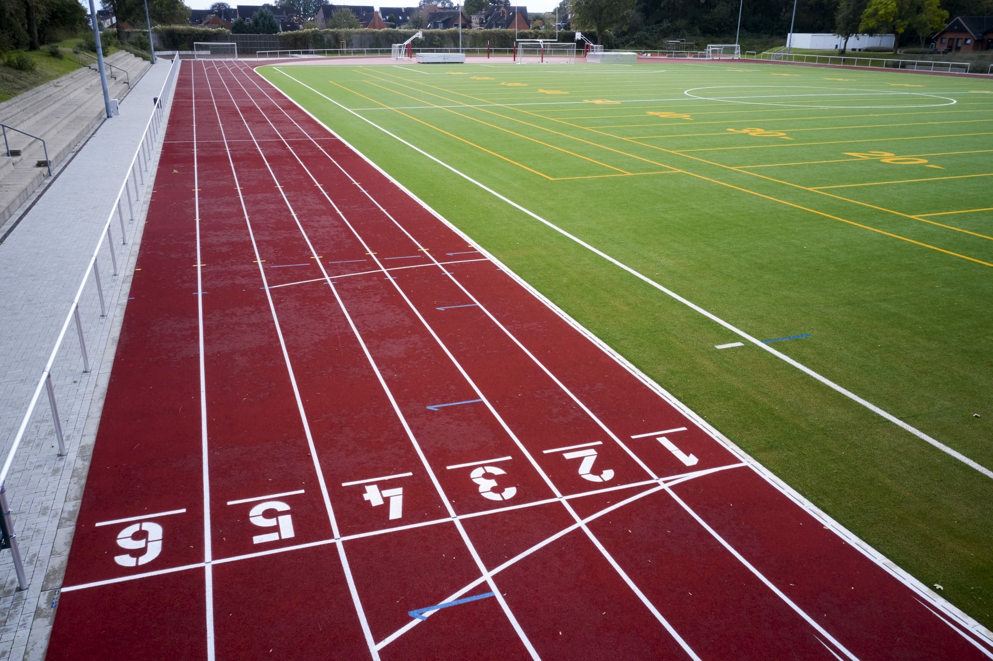 Eine 400 Meter lange Tartanbahn umrandet das Spielfeld. 