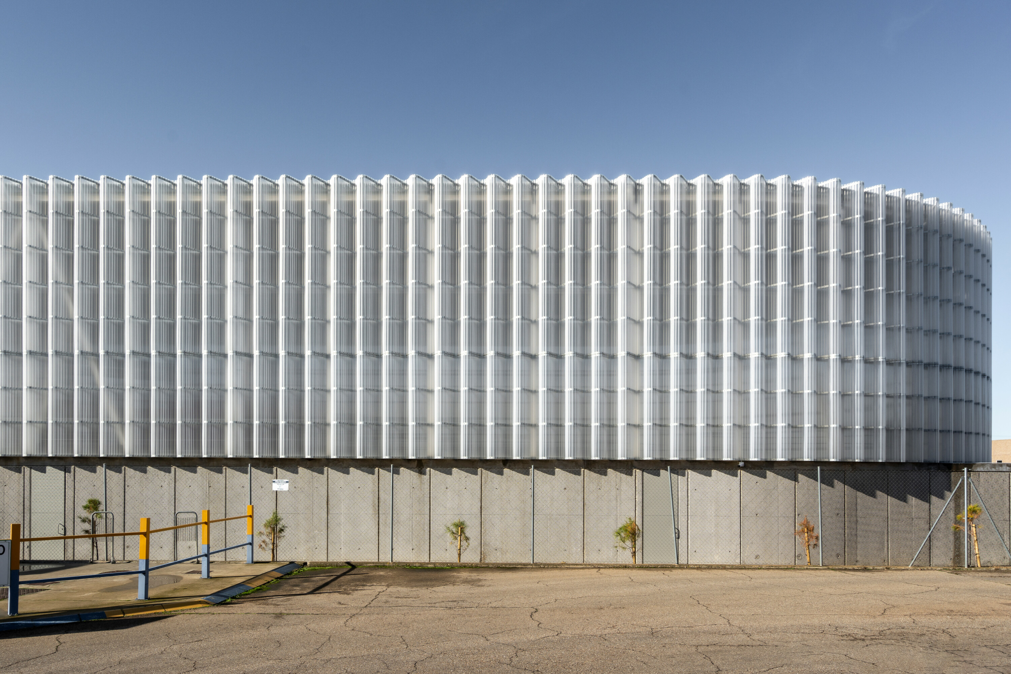 Oben Polycarbonat, unten Beton – so ist der Bau gegliedert.