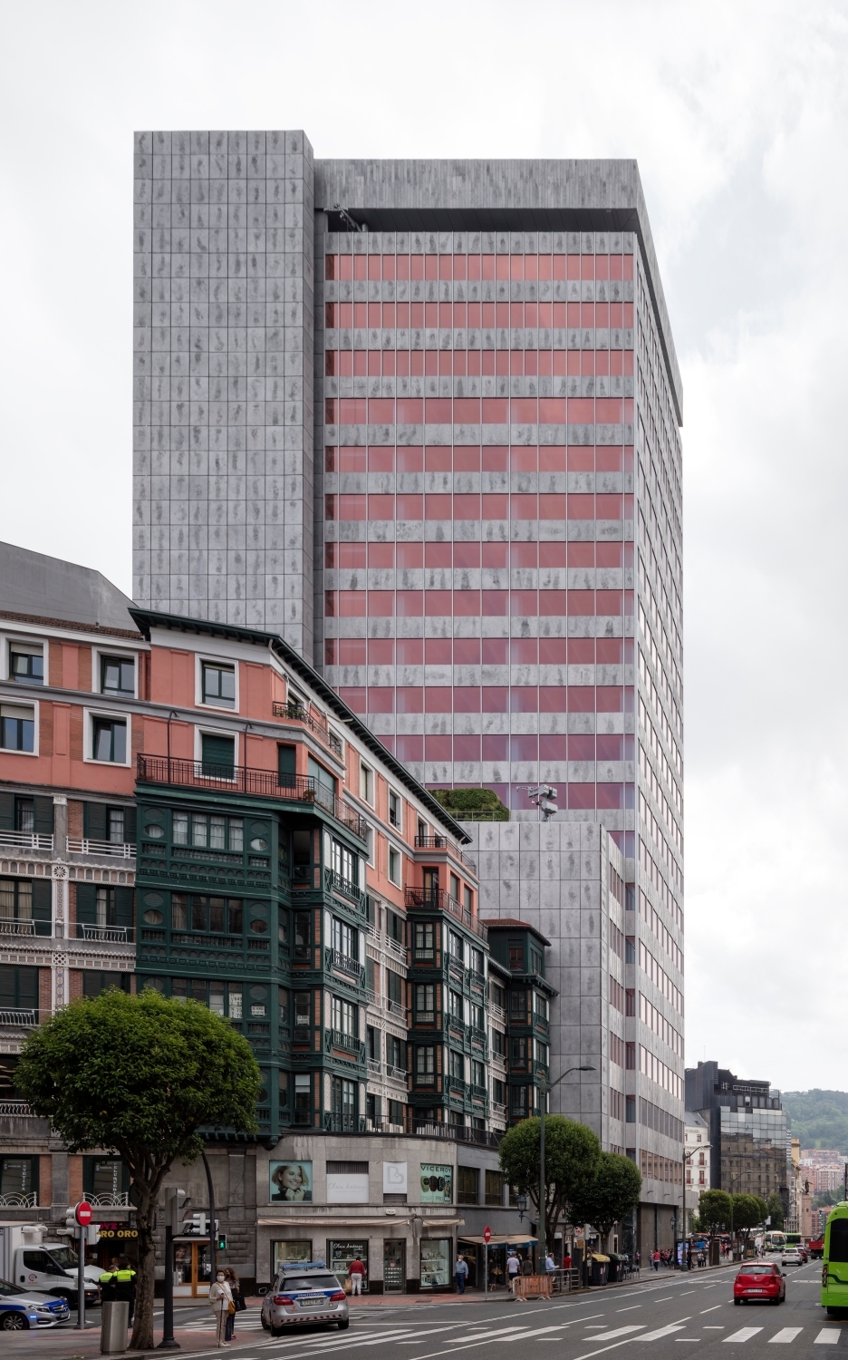 Die sechs unteren Geschosse wurden zu Gewerbeflächen umgebaut