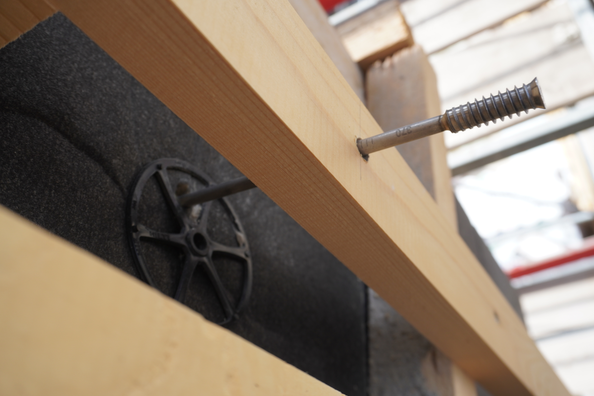 Die Holzschalung wurde mit Distanzschrauben des Herstellers Reisser montiert.