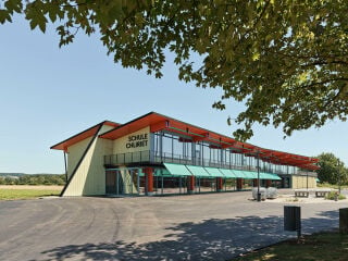 Für die Kreisschulgemeinde Rümlang Oberglatt haben bs+emi Architektenpartner das Schulhaus Chliriet bei Zürich entworfen.
