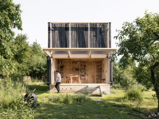 Für ihren Kleingarten in Prag ließen sich die Eigentümer*innen einen kleinen Holzpavillon errichten. 