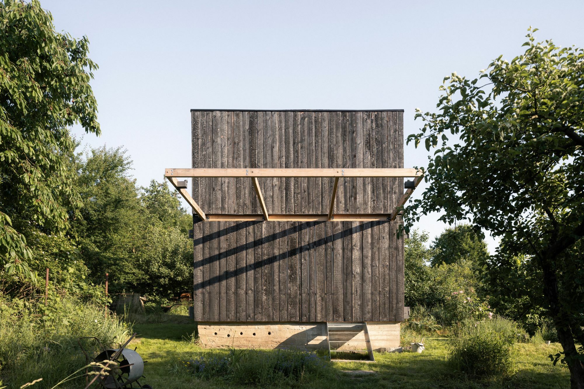 Sind die Läden geschlossen, ist der Pavillon introvertiert und beinahe Fensterlos. 