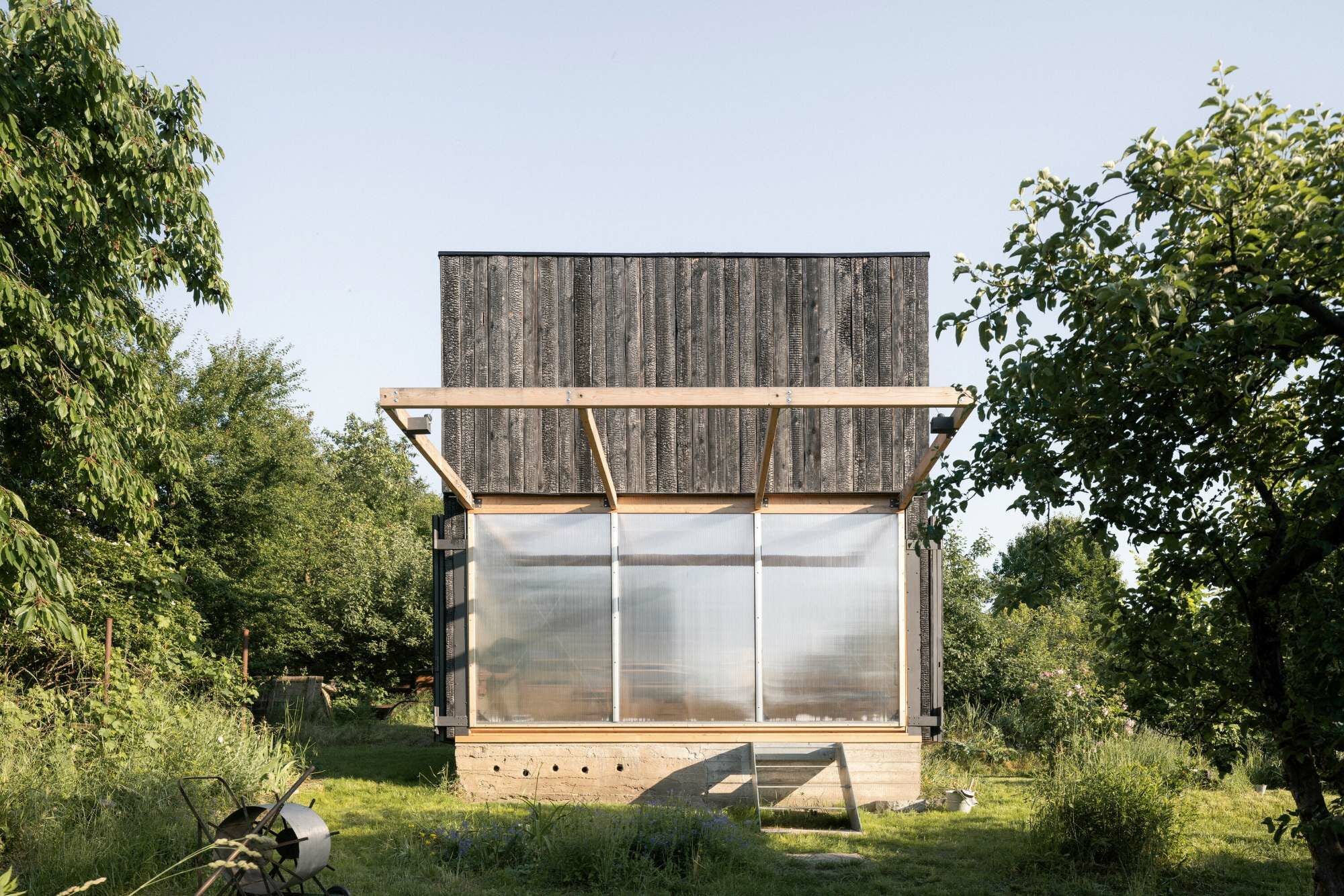 Im halb-geschlossenen Zustand schließt eine Polycarbonatwand den Innenraum ab. 