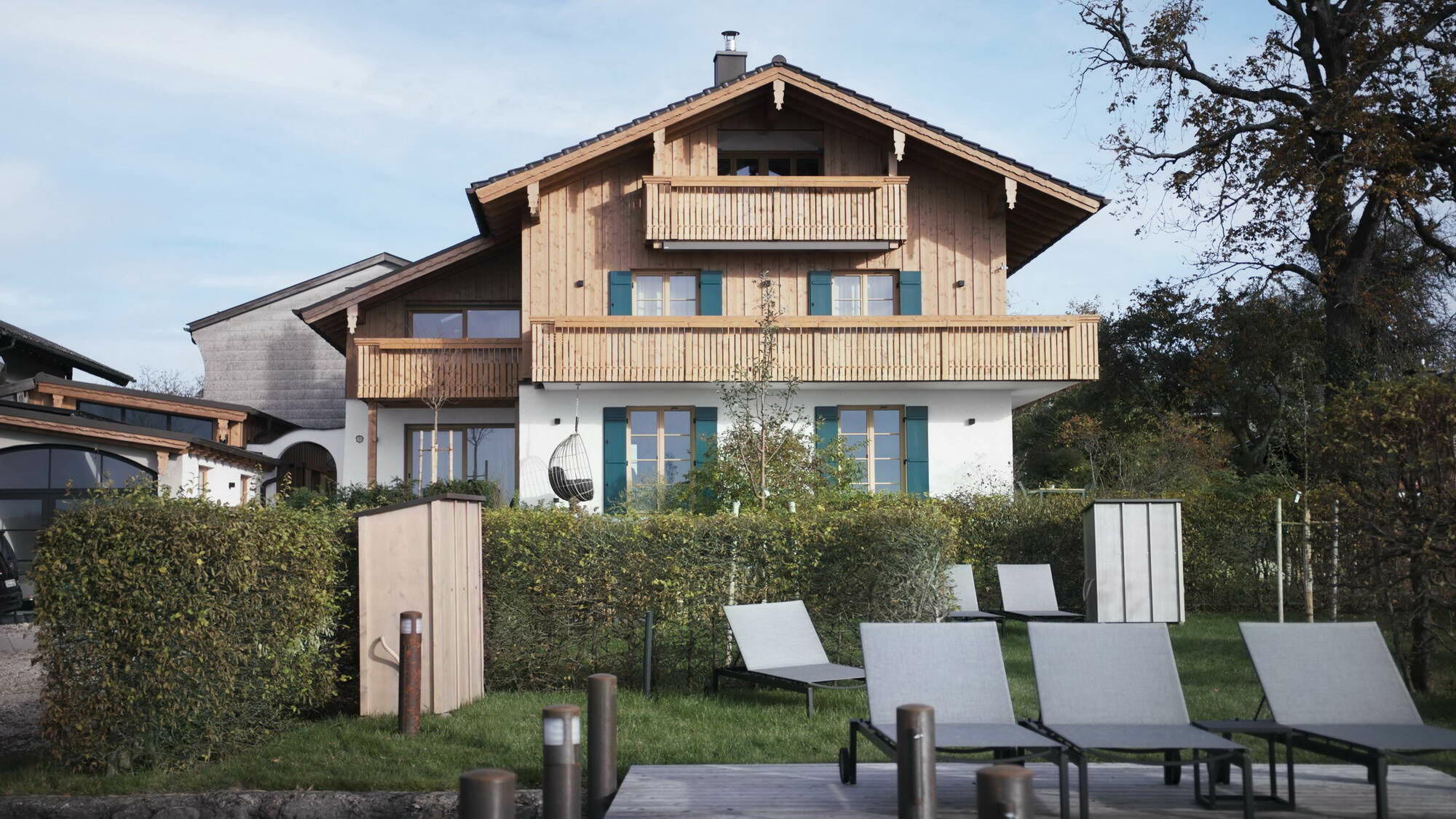 Die Eigentümerfamilie hat das einstige Zweifamilienhaus zu vier Ferienwohnungen umgebaut und im Rahmen der Baumaßnahmen ein Heizsystem mit Wärmepumpe und Solarthermie installiert.