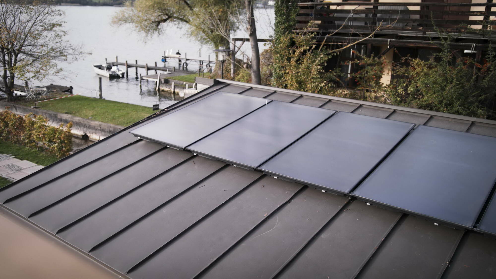 Die Buderus Solarthemiekollektoren Logasol SKT1.0 liefern dank ihres Aluminium-Vollflächenabsorbers einen hohen Solarenergieertrag.